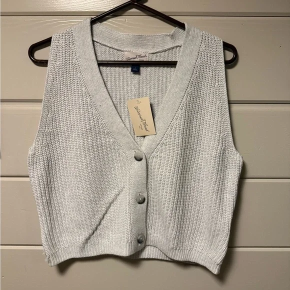 Universal Thread Light Gray V-Neck Sweater Vest - Picture 1 of 3